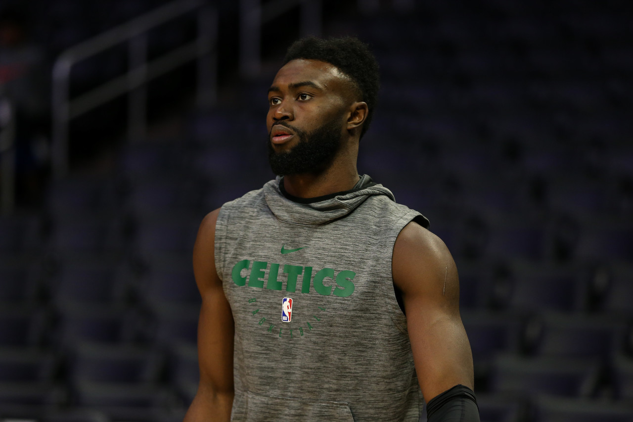 曾引起争议，西安国际足球中心草坪已重新铺设，明年3月达标（争议已成过去：西安国际足球中心草坪完成重铺，预计明年3月达标）