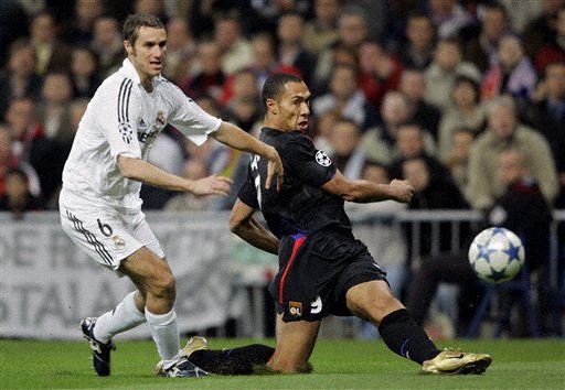 有传闻称雷吉隆未与前女友分手时就与现女友交往，被后者否认（网传雷吉隆与现任交往时尚未与前任分手，现女友辟谣）