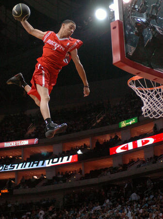 球队抓住每一个反击机会（球队不放过任何反击良机）