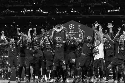 普约尔：我在家里很少谈足球，两个女儿最近才知道我曾效力巴萨