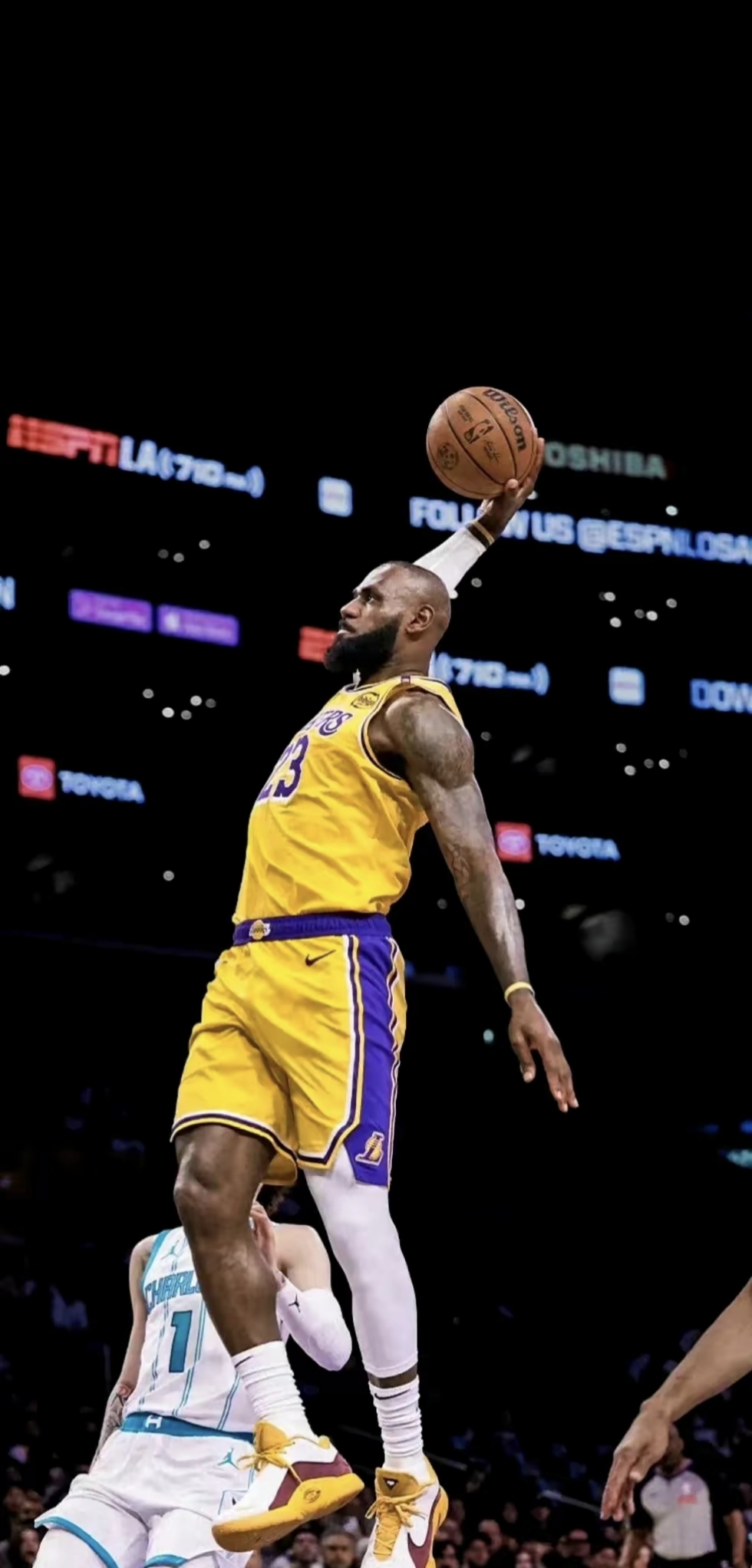 体坛：狼队想与徐彬签约4-5年，球员已搭乘航班前往英国（体坛：狼队拟与徐彬签4至5年长约，球员已乘机赴英）