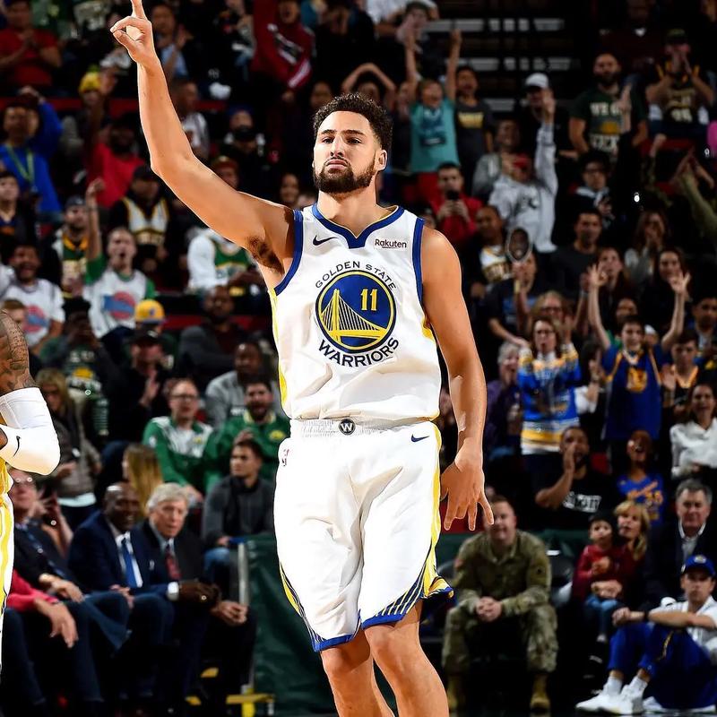 多特边锋个人秀燃炸全场（多特边锋神勇表演点燃全场）