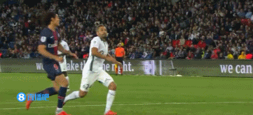 拜仁官方：格纳布里因膝盖不适，缺席本轮德甲拜仁对阵弗赖堡（拜仁通报：格纳布里膝部不适，将无缘本轮对阵弗赖堡的德甲比赛）