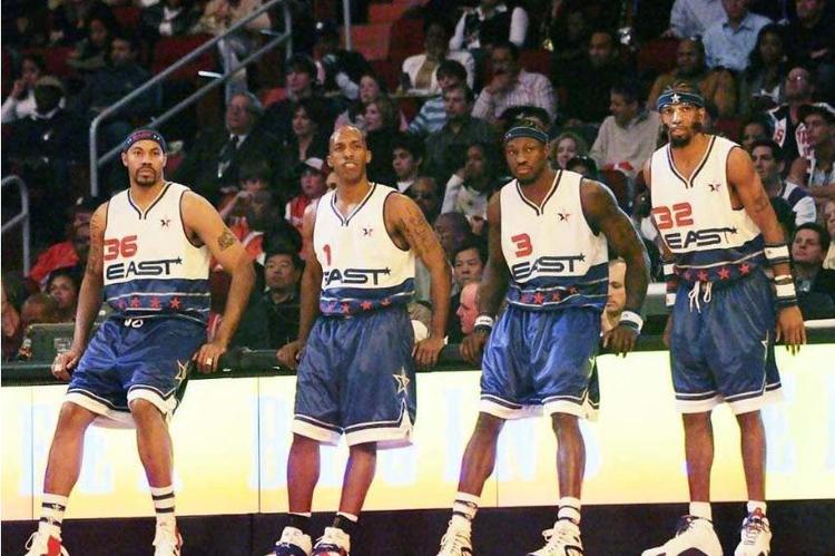 图片报：诺伊尔调整了训练流程，乌尔比希也激励着他继续（图片报：诺伊尔优化训练安排，乌尔比希也在激励他坚持前行）