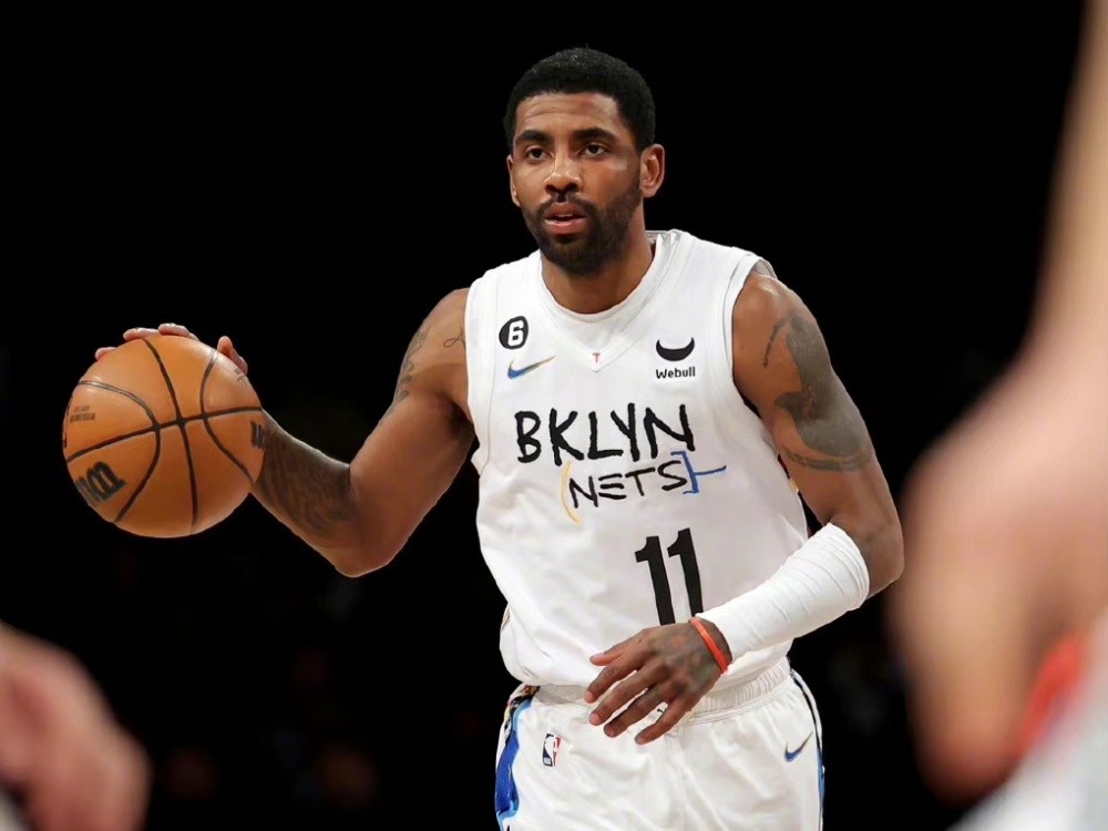 约罗：姆伯莫也会说法语，现在我们的团队就像一个大家庭（约罗：姆伯莫会讲法语，如今球队亲如一家）